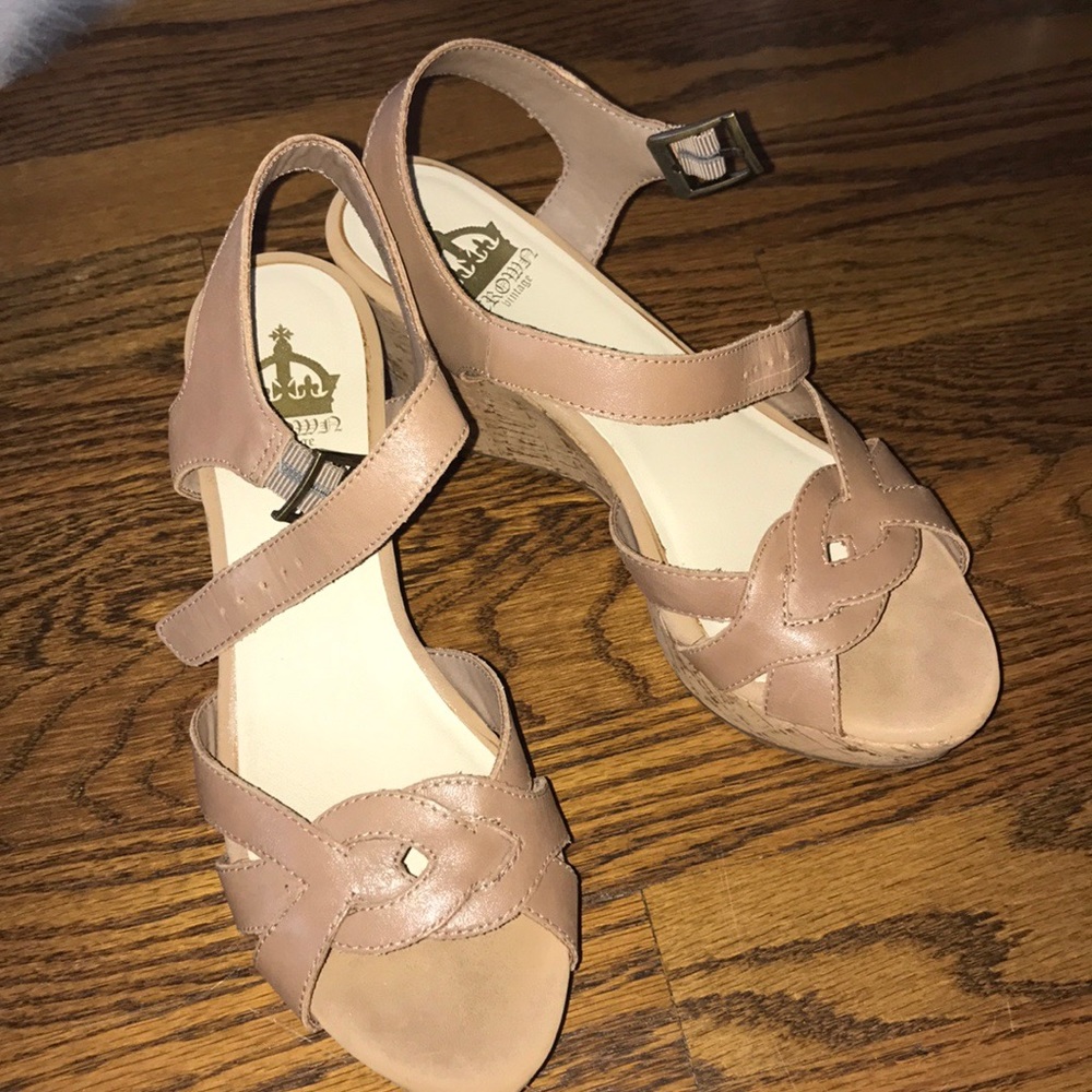 Crown Vintage wedges tan and size 8